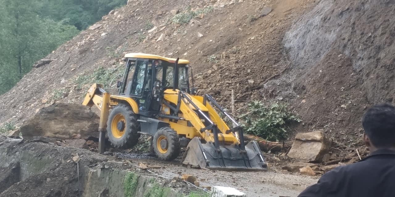 पहिरोका कारण अवरुद्ध भीमदत्त राजमार्ग सुचारु